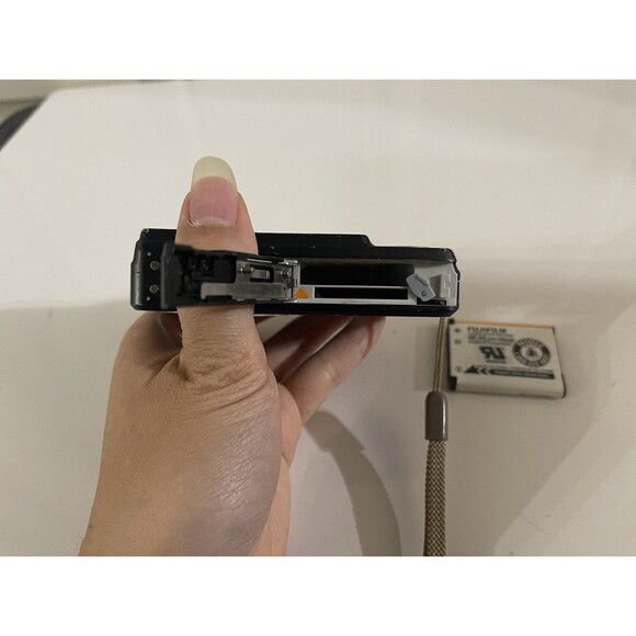 Fujifilm FINEPIX J10 Compact Digital Camera (Parts/Repair) - Picture 9 of 9